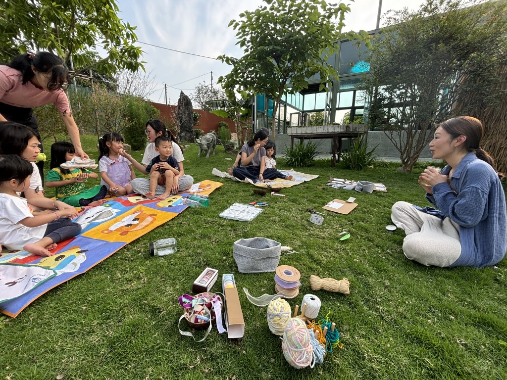 ●兩小時的活動，家長放下工作的壓力與 孩子一起到森林放鬆身心。（圖片來源：Sol. meadow與Naturewonder.journey）