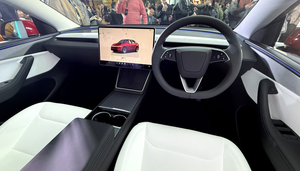 新款Tesla Model Y原有車廂內飾為黑色，買家可加錢升級至黑白色組合。