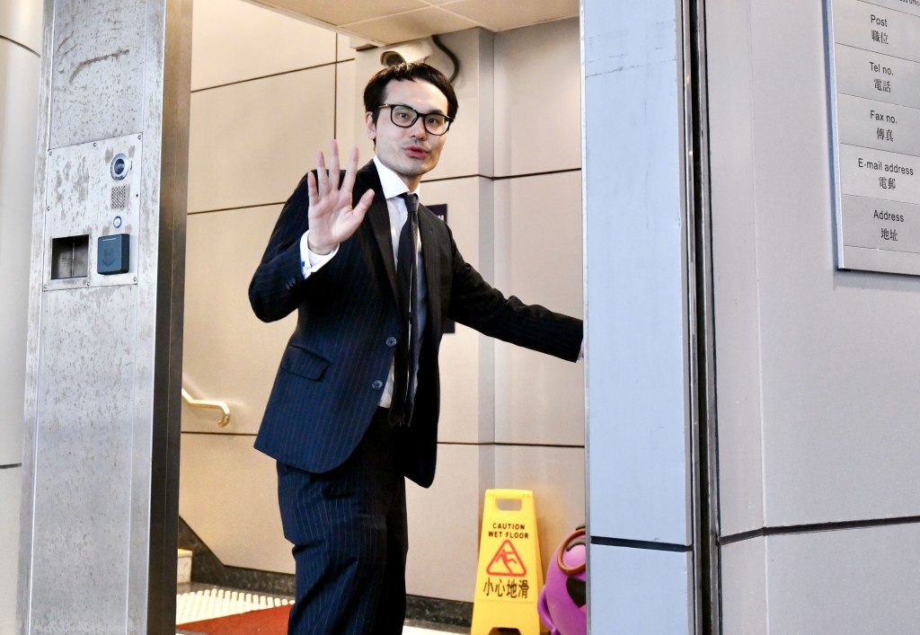 范德偉到達北角警署，其間他向傳媒揮手，未有回答是否擔任林作的代表律師。何君健攝