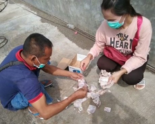 泰國男子點算被咬爛的私房錢,最終只剩約1萬泰銖仍完好。網圖