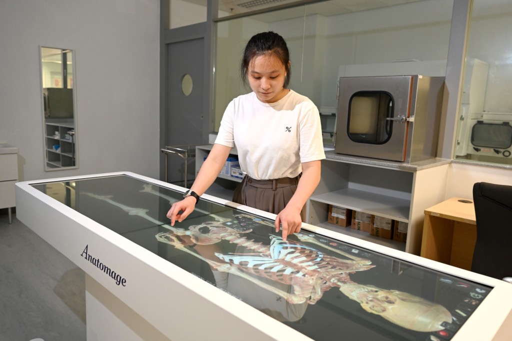 书院设有先进的虚拟解剖仪，学生可从多角度清楚了解人体各个部位的详细构造。