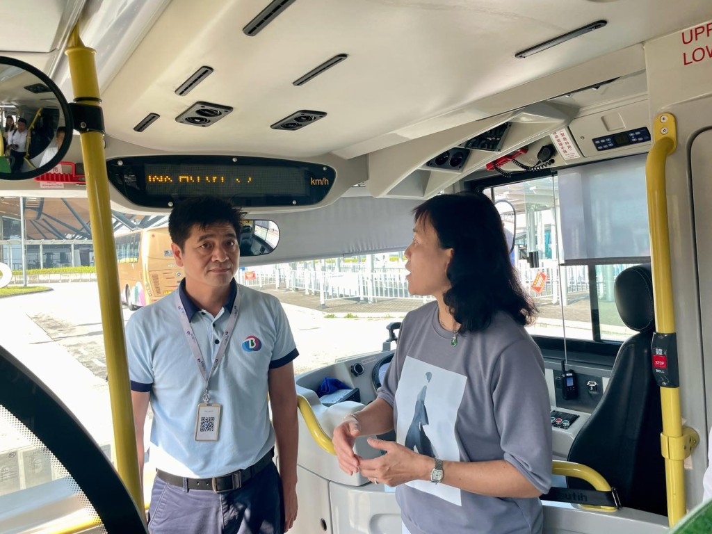 陳美寶與車長交流。運物局fb圖片 陳美寶與車長交流。運物局fb圖片