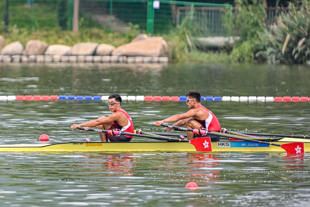 男子雙人雙槳艇初賽 – 何紹榮（左）及夏赫。港協暨奧委會圖片