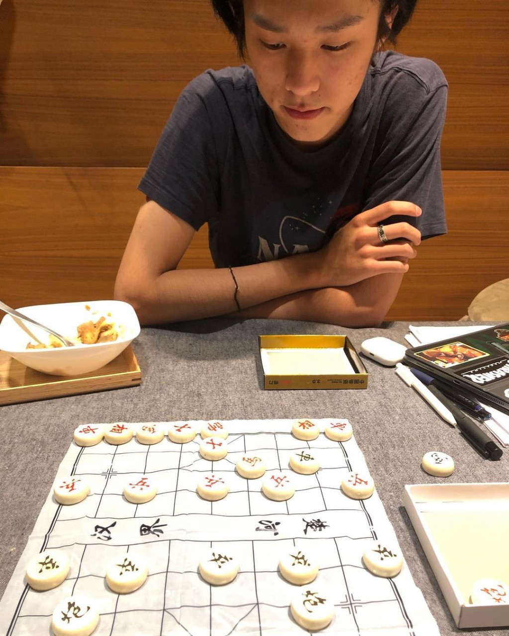 大仔林寶捉棋好淡定。