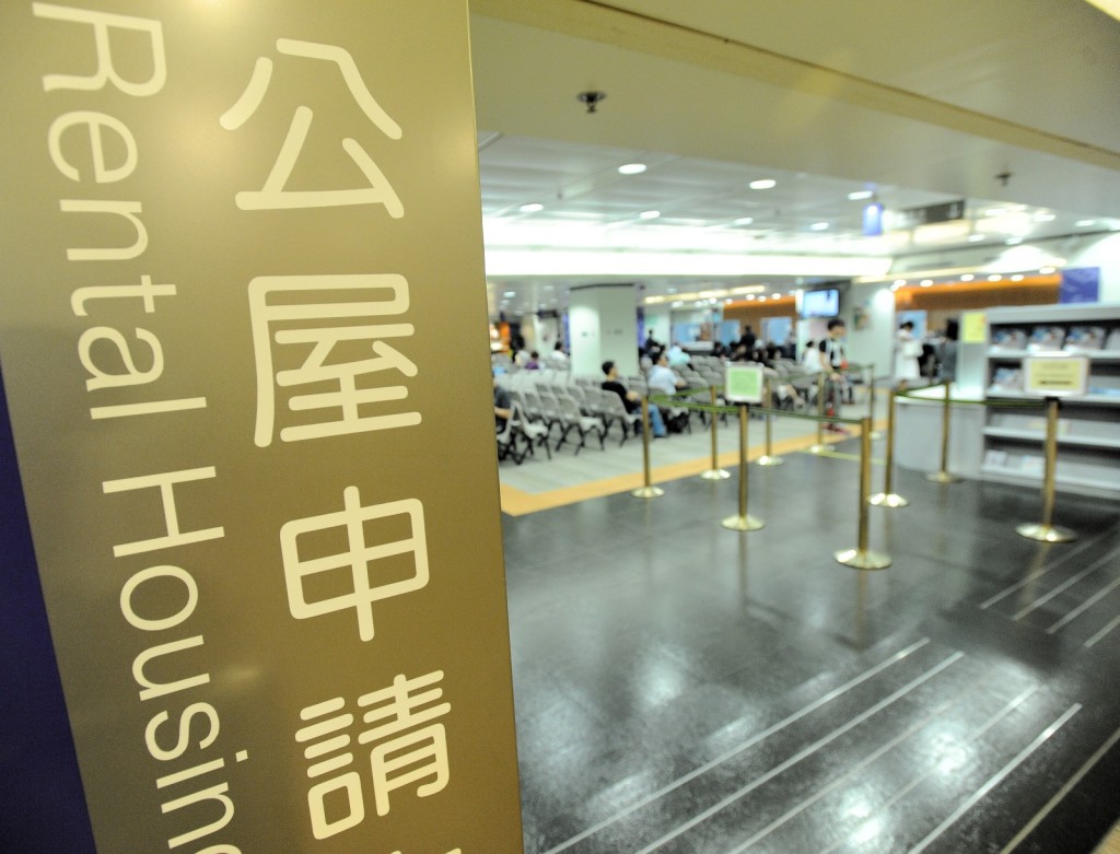 不少公屋申請者經常為收入增加而煩惱。資料圖片 不少公屋申請者經常為收入增加而煩惱。資料圖片