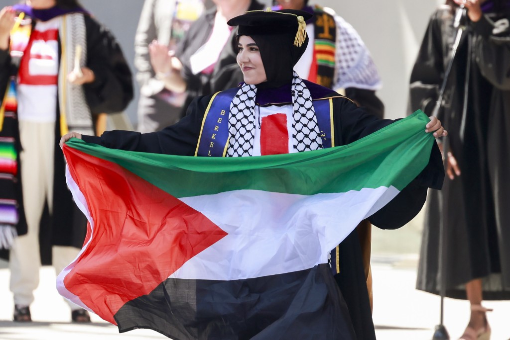 在加州大学柏克莱分校的毕业礼上，有毕业生挥舞巴勒斯坦旗帜。美联社