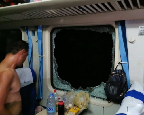 有乘客難忍高溫，打爆車窗。（網圖）