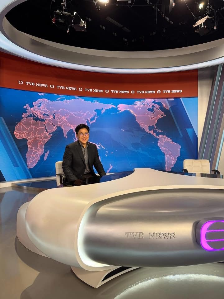 霍啟剛日前參觀電視城，坐上新聞主播的位置，一嘗做主播的滋味。
