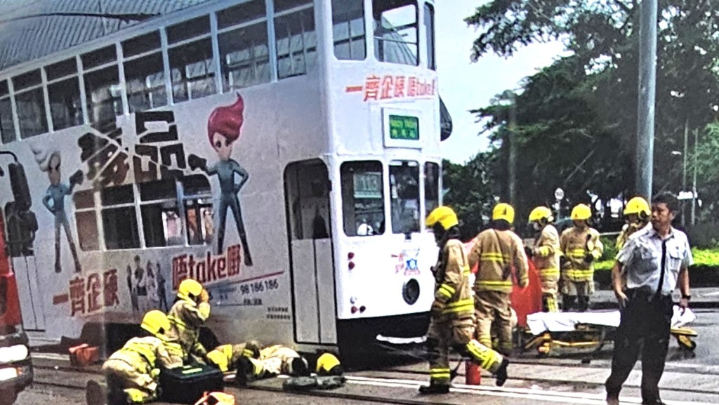 女童当日被撞卷车底，消防员到场拯救伤者。读者提供图片