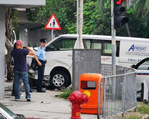 涉事客貨車鏟上行人掃毀鐵欄。 馬路的事討論區FB/網民Vincent Hung‎圖