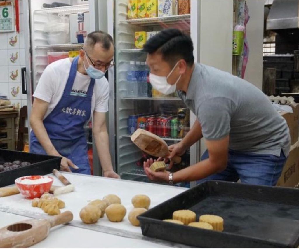 葵青警區指揮官謝振中製作月餅。
