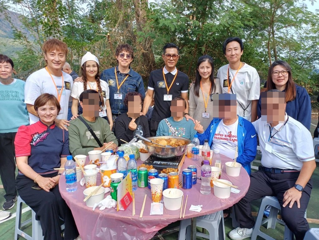 古天樂（後排中）等多名藝人出席盆菜活動。前排左一為善導會總幹事李淑慧。讀者提供