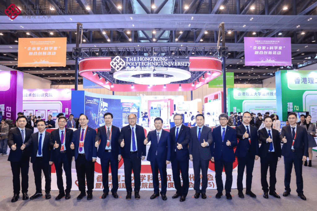 政企學界人士現場參觀和體驗理大科創成果。 政企學界人士現場參觀和體驗理大科創成果。