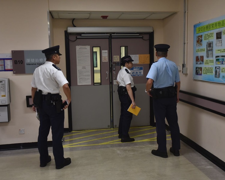 多名警員今早到醫院了解情況。楊偉亨攝