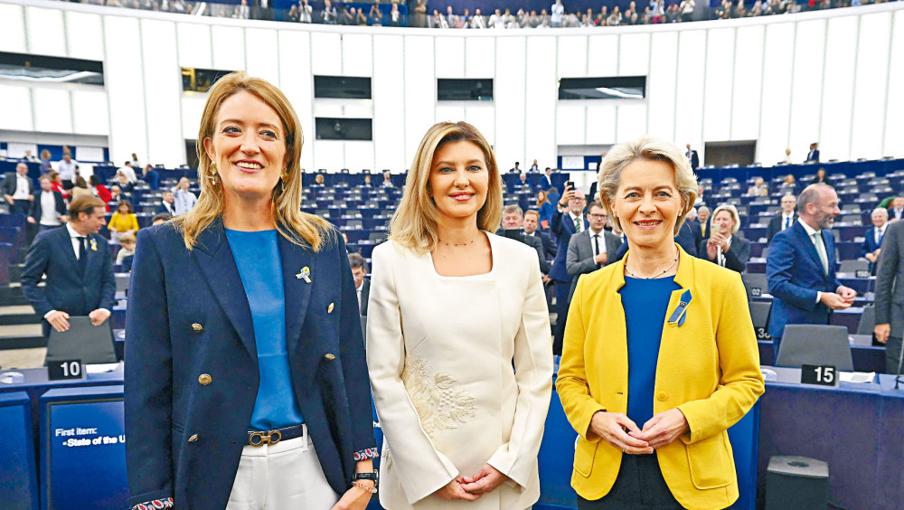 左起）歐洲議會主席梅特索拉、烏克蘭第一夫人奧萊娜和馮德萊恩，周三於法國斯特拉斯堡的歐洲議會議事廳合照。