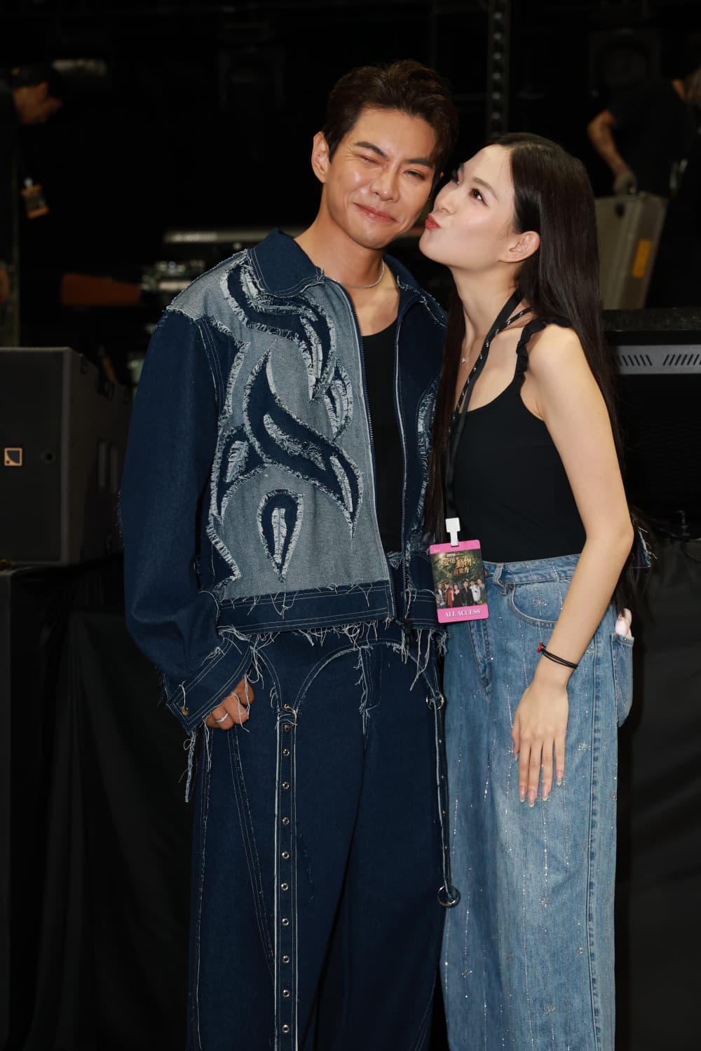 陳懿德笑言擔心記者睇到「眼怨」，不過經過多次要求之下，兩人終於面貼面扮錫。