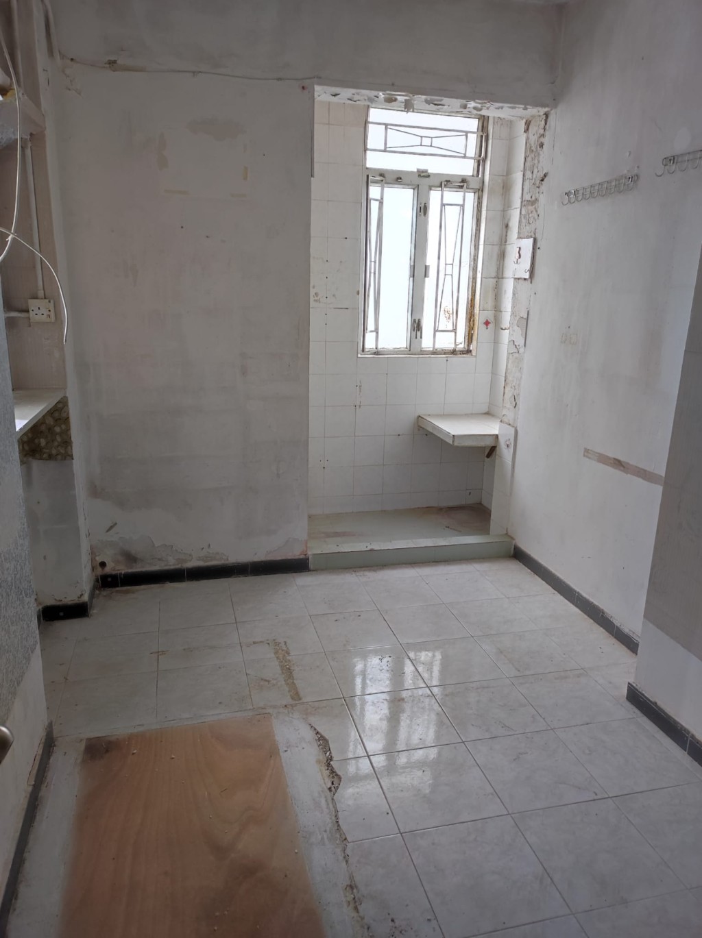 单位曾于2022年以385万元成交,现时沦为银主盘,开拍价230万元。 单位曾于2022年以385万元成交,现时沦为银主盘,开拍价230万元。