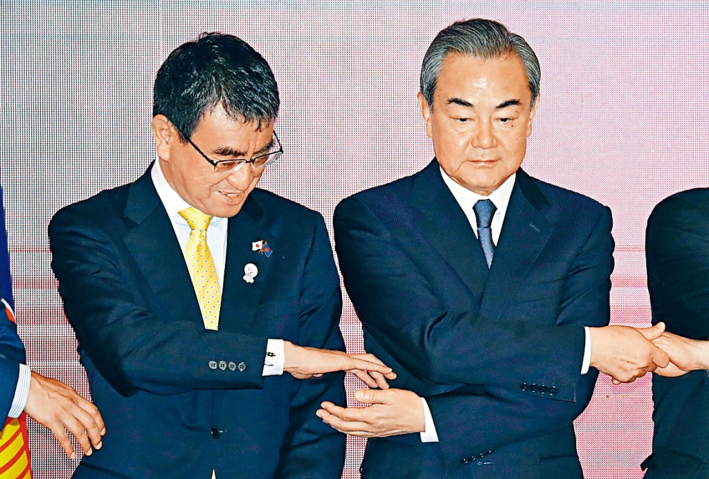 中國外長王毅（右），早前在曼谷會見日本外長河野太郎（左）。