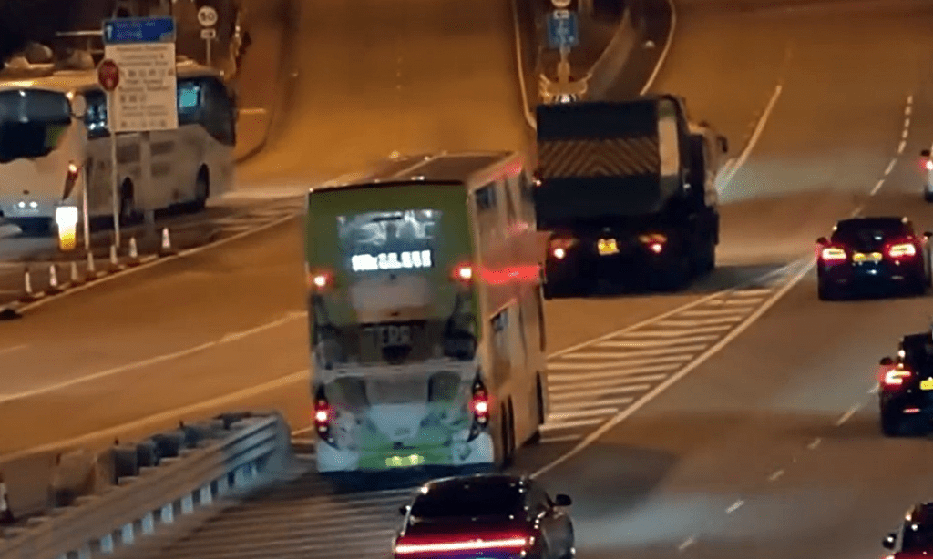 巴士行錯路線，打死火燈沿影子線而行。fb： 車cam L（香港群組）