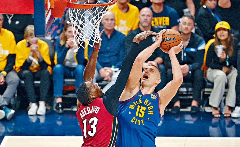 約基治（右）第一回合取得三雙，表現神勇。