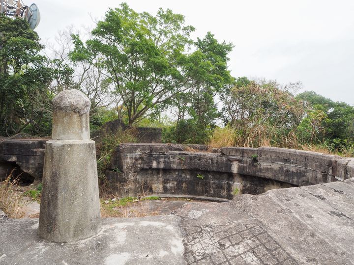 位列二级历史建筑的摩星岭圆形炮台，不少地方已遭毁坏。