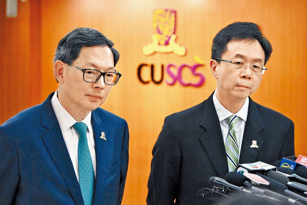 查逸超(右)不認同由議員出任校董會引起政治干預,認為議員校董是向公眾問責和為大學資助的橋梁。旁為陳德霖。