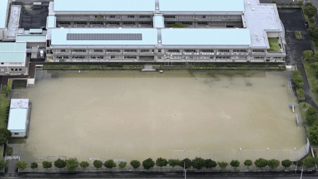 日本多地有大暴雨，引發洪水災害。