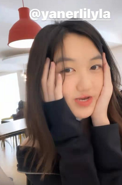 被指是「小王菲」，露出少少香肩。