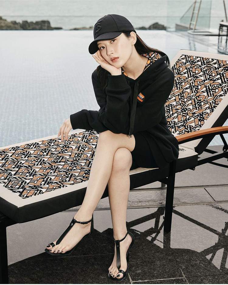 韓星文佳煐佩戴黑色棒球帽，跟一身黑色調的造型互相呼應。