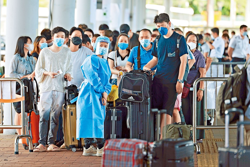 北上市民逼滿深圳灣口岸等候檢測。