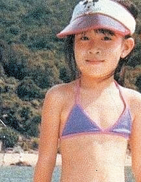 五、六歲時，她穿上泳衣出海遊船河，驟眼睇有幾分似劉嘉玲。