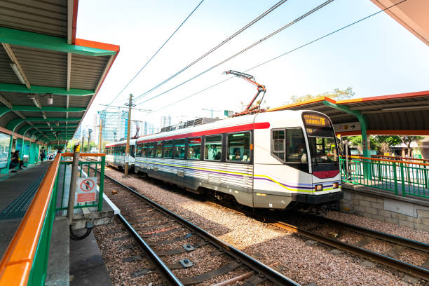 7月1日乘搭輕鐵或港鐵巴士時,不用拍卡或繳付車費,即可直接進入車廂。 7月1日乘搭輕鐵或港鐵巴士時,不用拍卡或繳付車費,即可直接進入車廂。