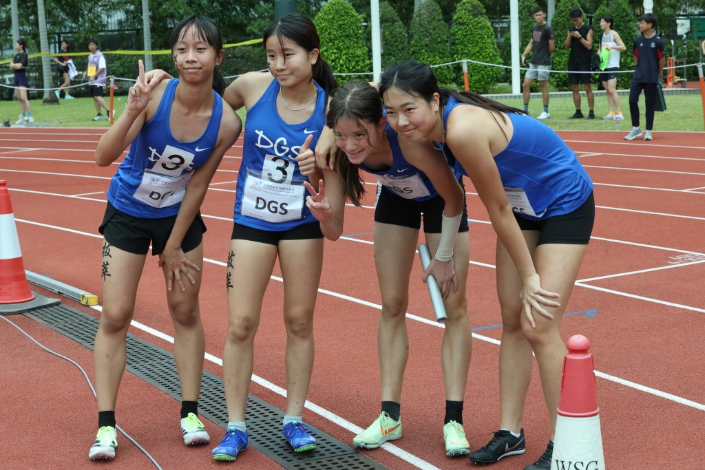 徐颖恩（右二）带领女拔夺4x400米接力赛冠军