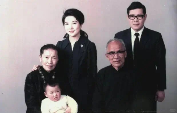 晚年胡蘭成與佘愛珍。