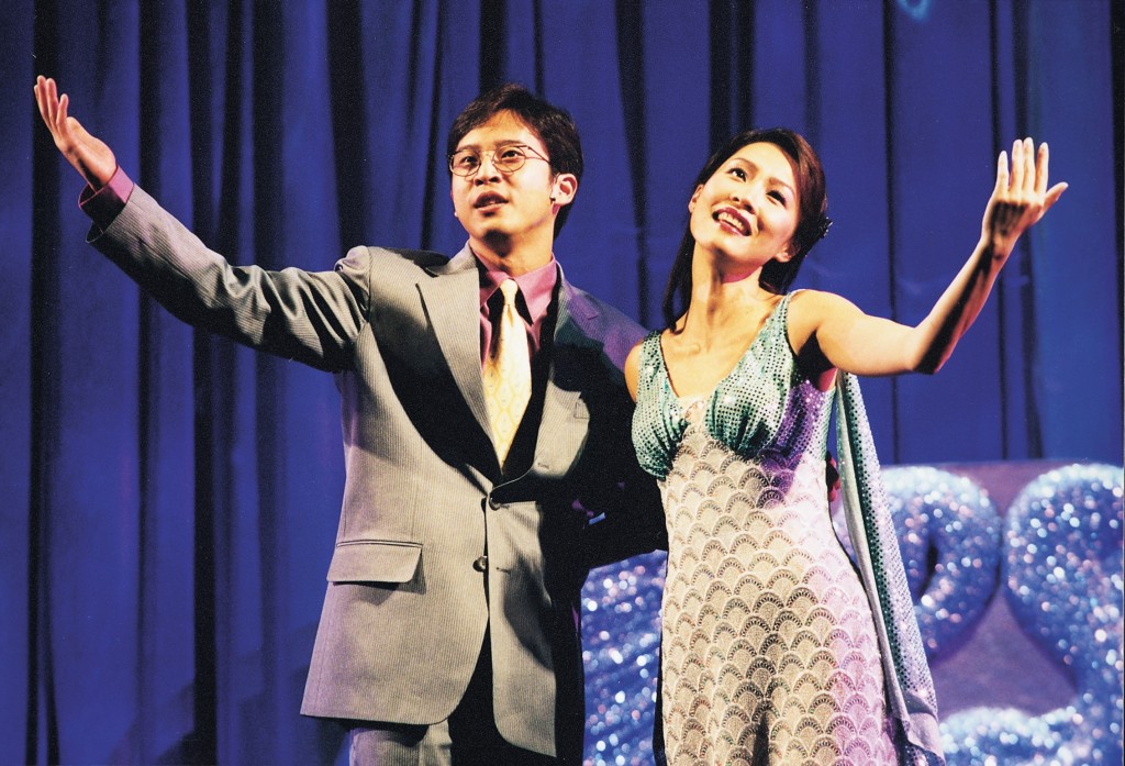 主力在舞台剧发展的杨天经，曾与彭羚（右）合演舞台剧《但愿人长久邓丽君》。