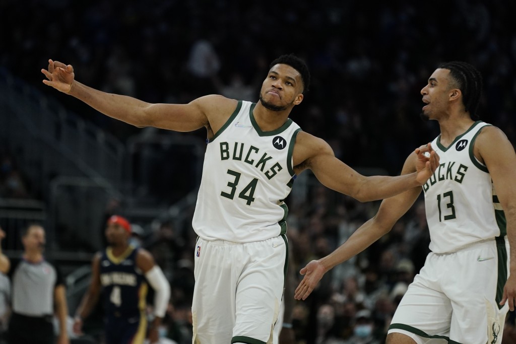 字母哥风骚庆祝大胜。 AP