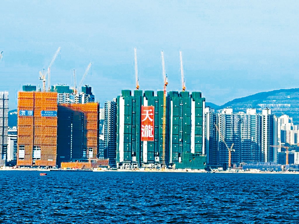 天瀧昨日連沽2伙,累售13伙,套現逾6.1億,其中8座特色戶以「雙破頂」價售出。