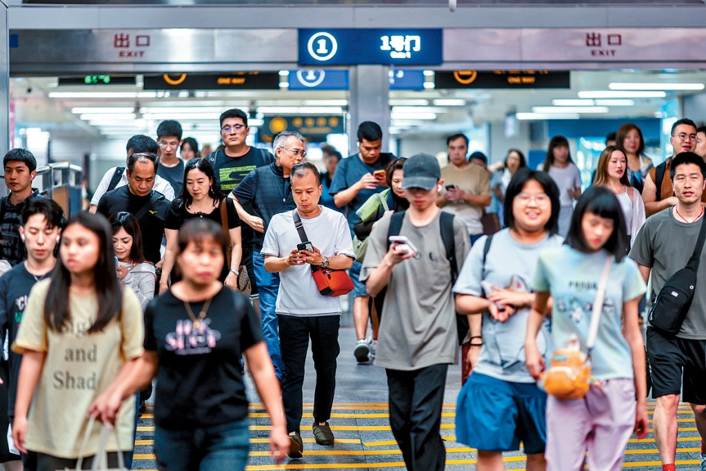 疫情後港人外遊增多,社交接觸頻繁,有家庭醫生推斷亦是導致急性腸胃炎上升原因。