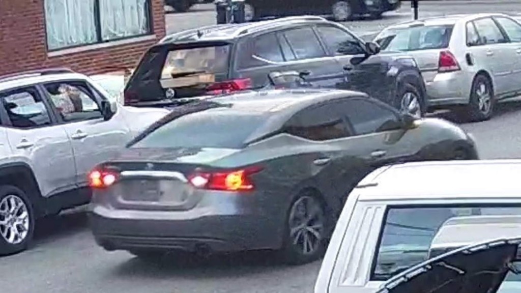 一輛灰色日產汽車涉及周六下午及周日下午的持槍搶劫案。 網上圖片