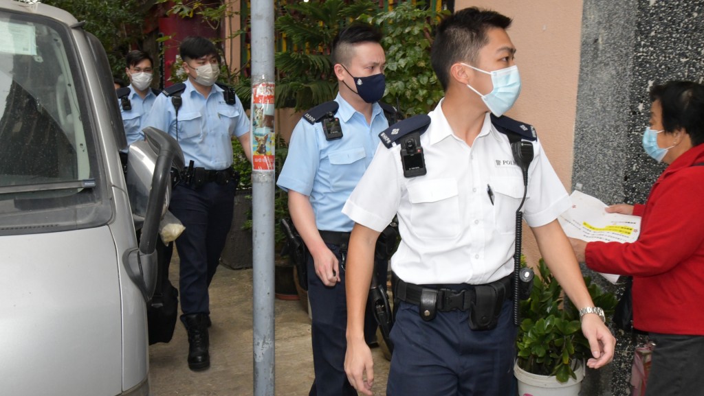 警員到事主單位調查。徐裕民攝
