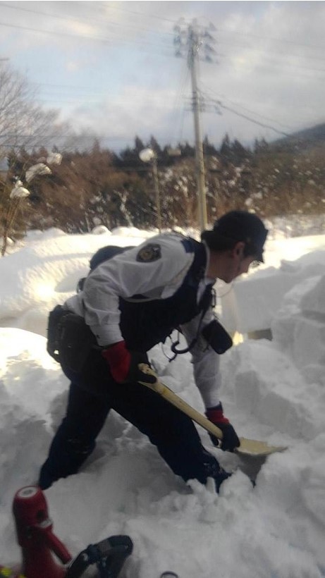 日本多地遭暴雪侵襲，交通大規模中斷。X@AomoriPolice