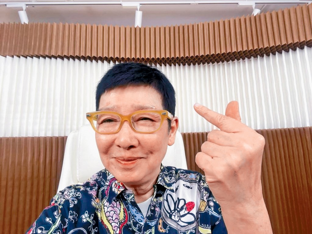 蘇施黃久休復出，在自家社交平台做帶貨直播。