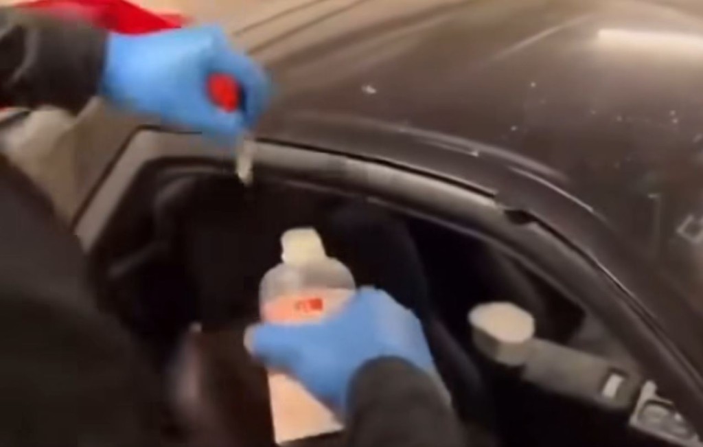 歹徒向NSX车厢淋腐液。网上影片截图