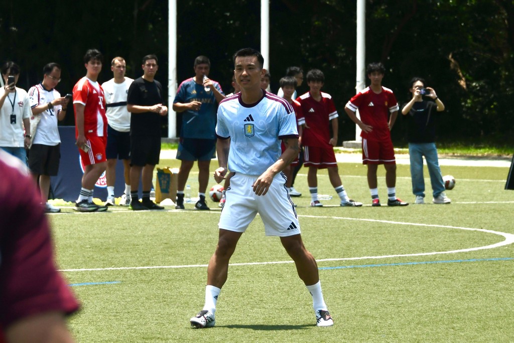 李毅凱再次穿上阿士東維拉球衣回憶往事。楊駿堯攝 李毅凱再次穿上阿士東維拉球衣回憶往事。楊駿堯攝