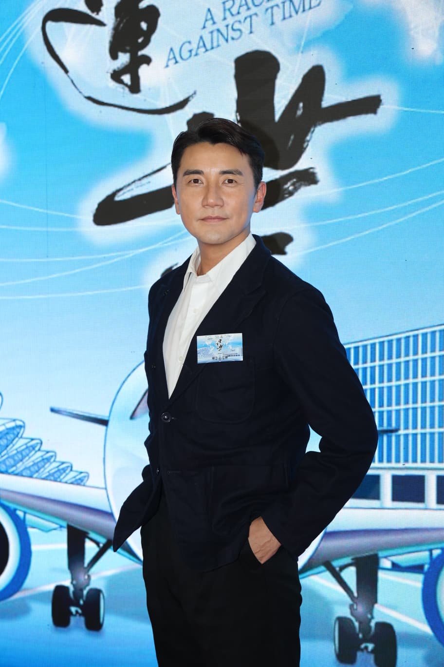 洪永城喜言有靚女一同拍攝很幸福。 洪永城喜言有靚女一同拍攝很幸福。