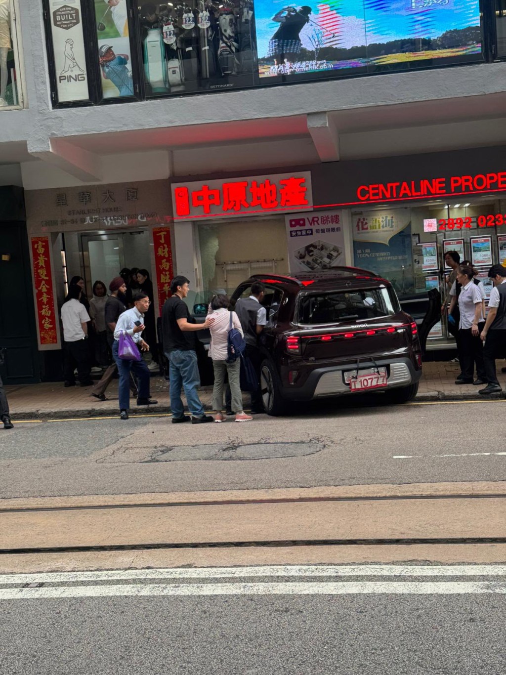 涉事私家車掛有「T」牌的試車牌。網上圖片 涉事私家車掛有「T」牌的試車牌。網上圖片