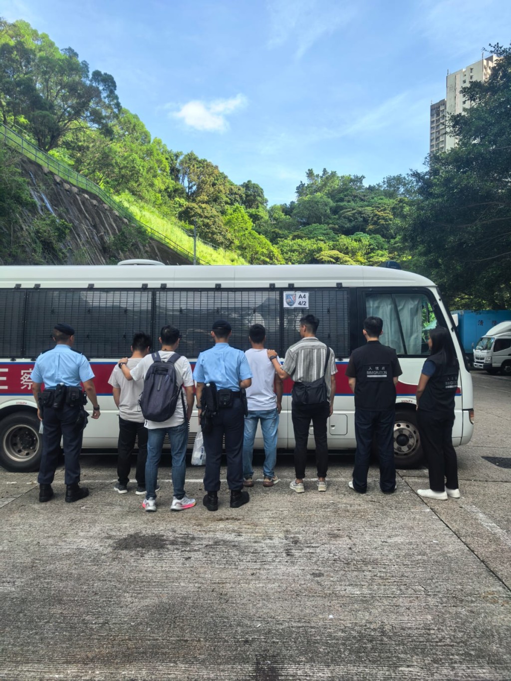 警方聯同入境處展開反非法勞工及掃黃聯合行動。警方圖片 警方聯同入境處展開反非法勞工及掃黃聯合行動。警方圖片