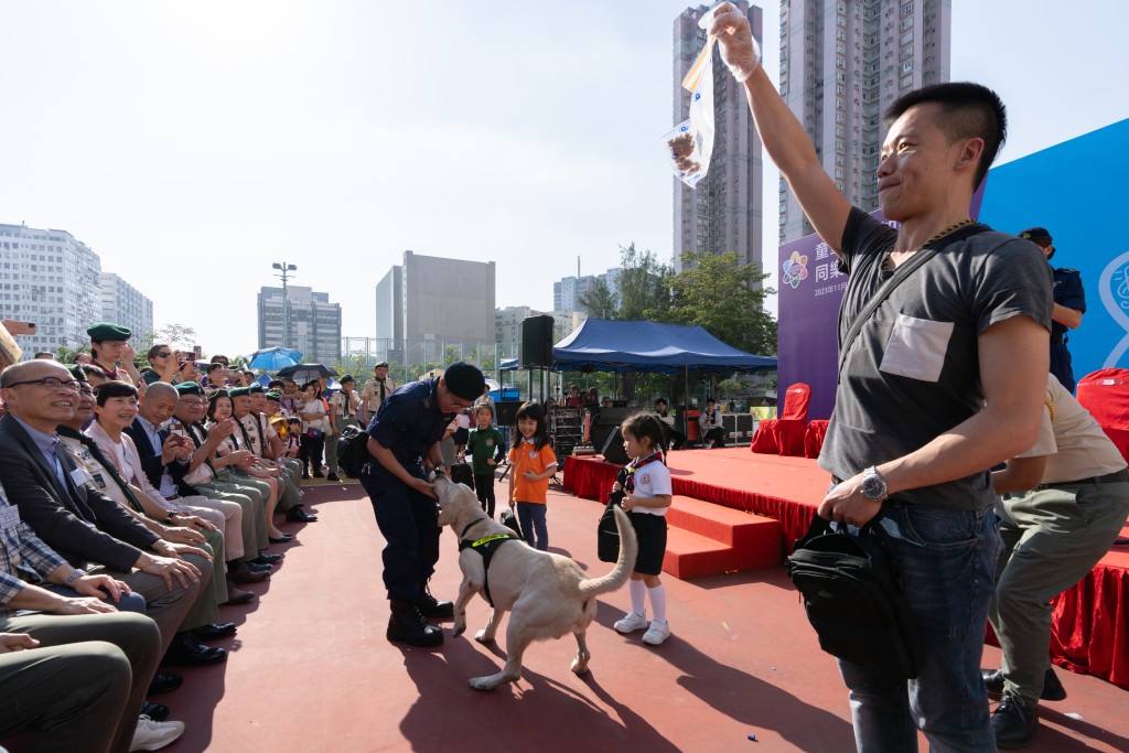 香港海關搜查犬獲邀作表演。