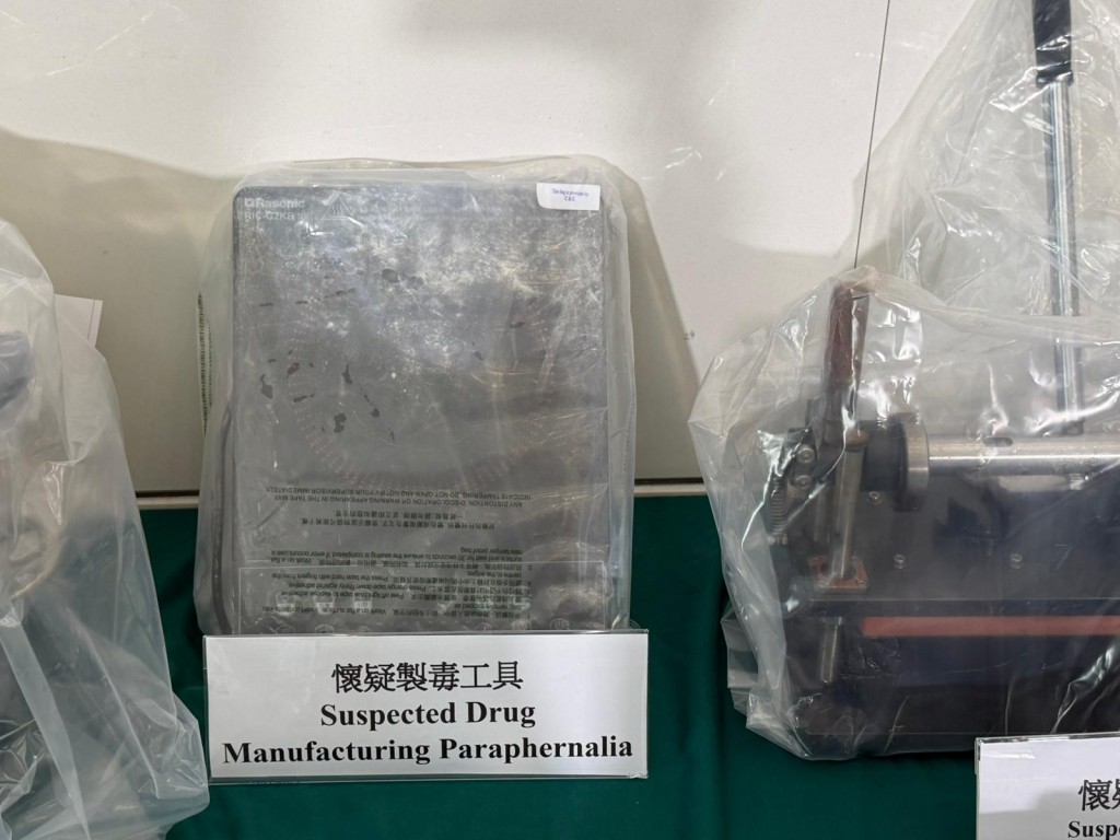 海關在村屋單位內檢獲大量毒品包裝工具。曾志恒攝 海關在村屋單位內檢獲大量毒品包裝工具。曾志恒攝