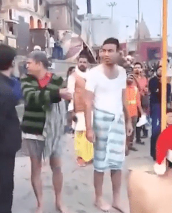 影片中,多名憤怒的印度居民對遊客破口大罵。 影片中,多名憤怒的印度居民對遊客破口大罵。